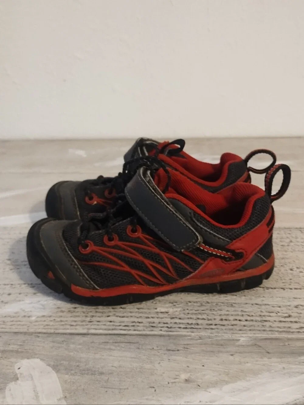 Keen kids u.s.a size 10 Chandler Sneakers Black and Red (UK kids size 9) some